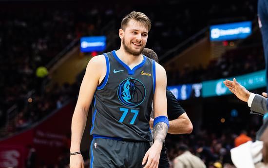  东契奇50+三双独战西部群雄  